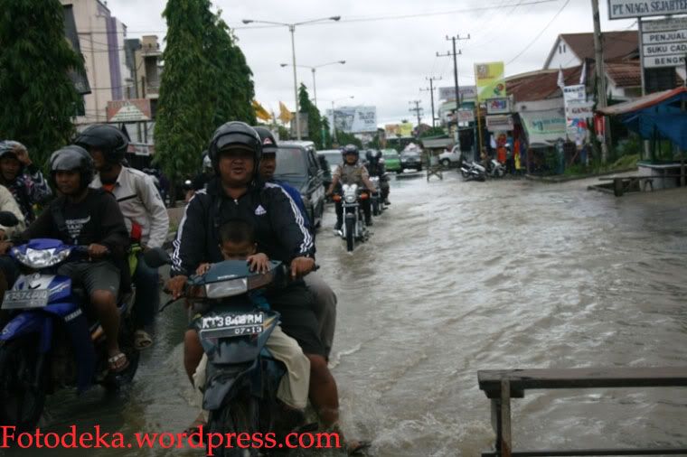 Melintas genangan air Kendaraan yang melintas jalan Antasari mesti berjalan berhati-hati.