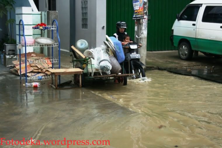 Pindahan Salah satu perabotan rumah tangga salah satu warga Antasari yang dipindahkan.