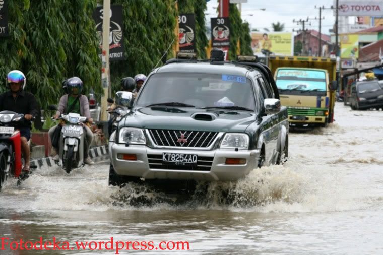 Membelah genangan air Mobil Strada ini mencoba menerabas genangan air yang tergolong tidak dalam di Jalan Antasari