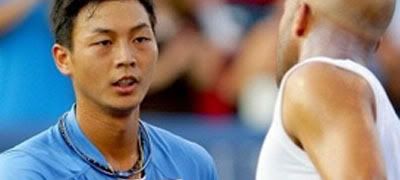 Yen-Hsun Lu (left) of Taiwan congratulates James Blake of the US after their match Blake won 6-2, 6-0.<br />