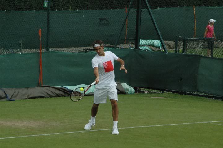 Photos: Roger Federer training at Wimbledon 2010