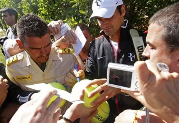 Photos: Roger Federer practise at the Estoril Open 