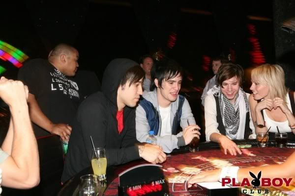 Brendon, Ryan, Pete Wentz ja Andy Hurley Las Vegasin Playboy Clubilla